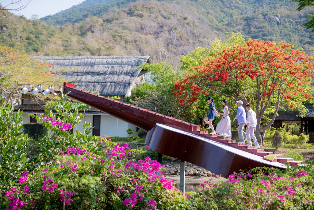 ĐÀN GUITAR KHỔNG LỒ